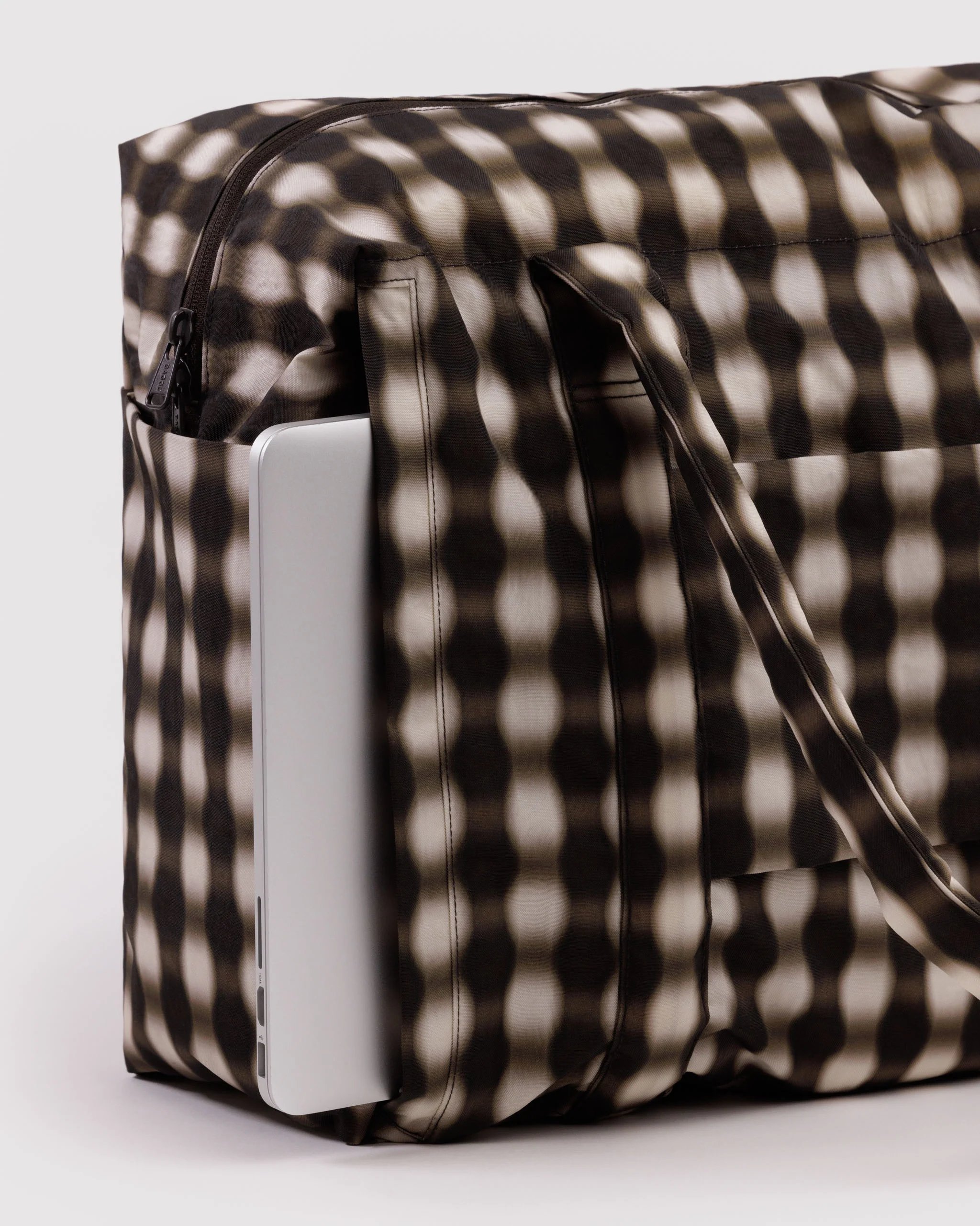 Baggu - Cloud Carry-on - Blurred Gingham Brown - Image 4
