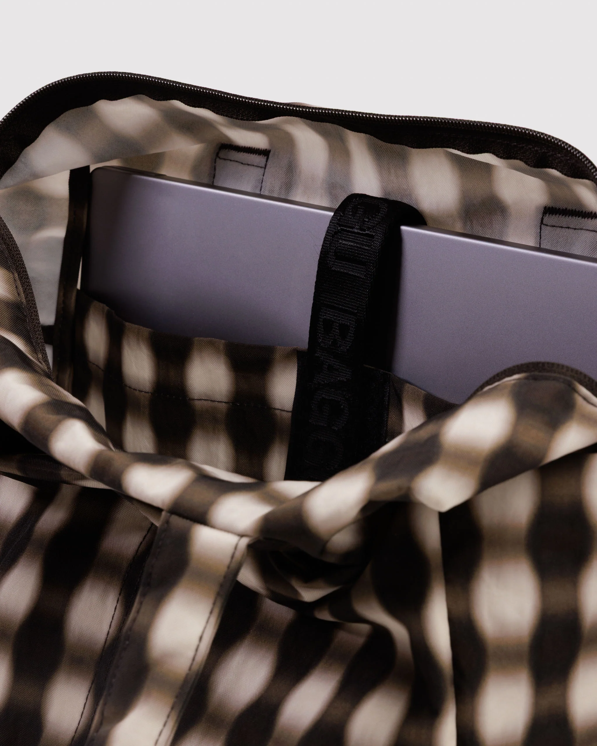 Baggu - Everyday Cloud Bag - Blurred Gingham Brown - Image 3