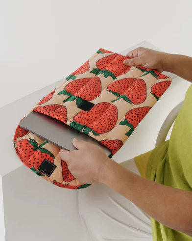 Baggu - Puffy Laptop Sleeve 16 inch - Strawberry - Image 3
