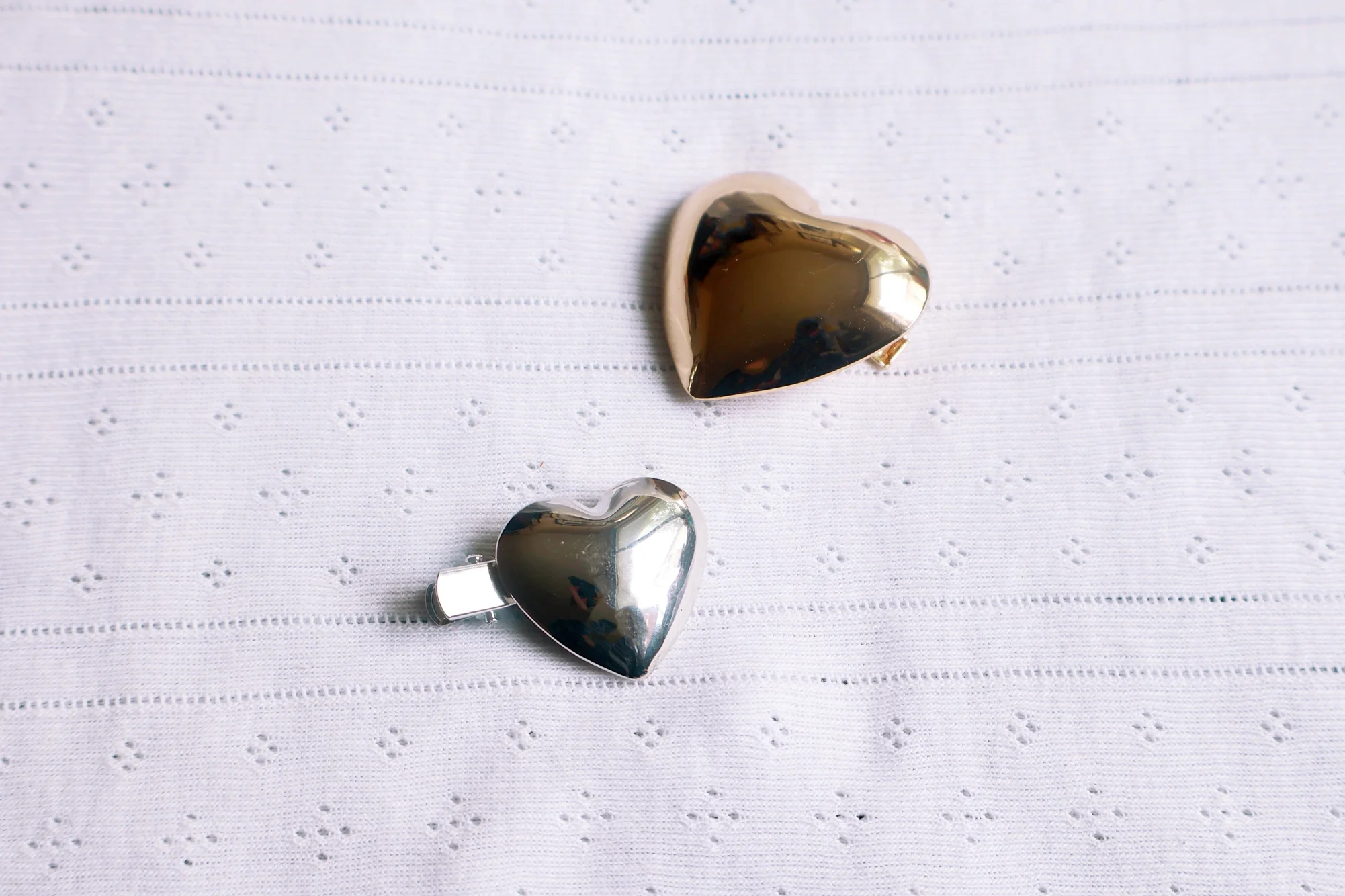 Hey Ricochet - Metallic Heart Clips Large - Gold - Image 3