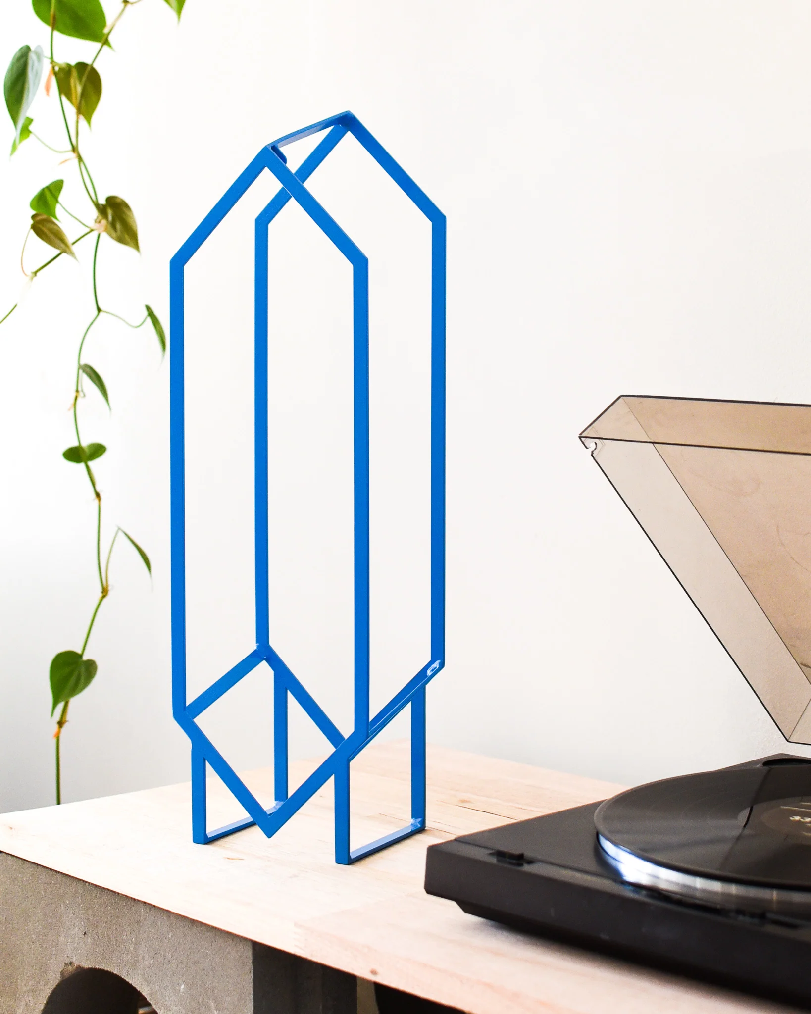 Idle Hands - Jex Vinyl Stand - Blue - Image 2